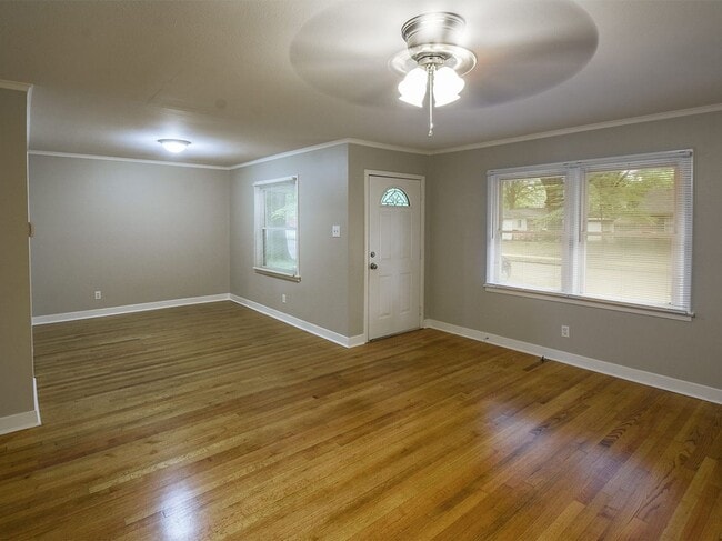 Building Photo - Updated 3 bed, 1.5 bath near U of M.