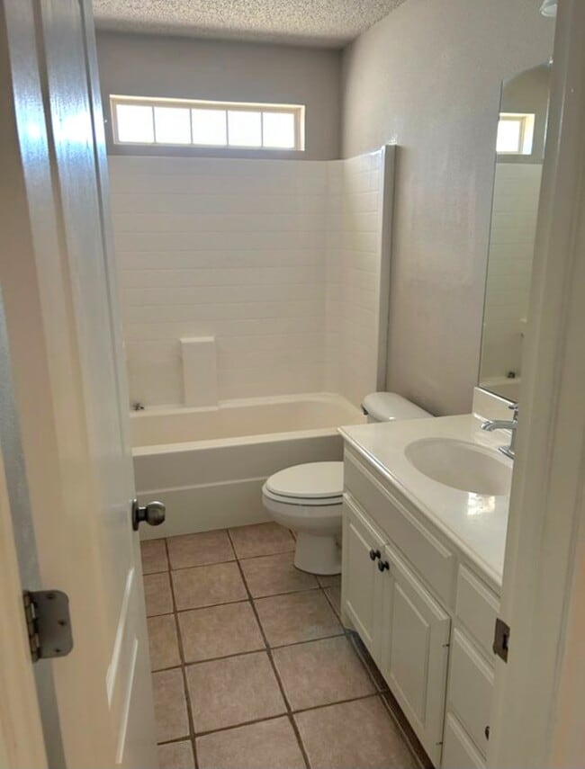 Building Photo - 9706 Vernon Ave