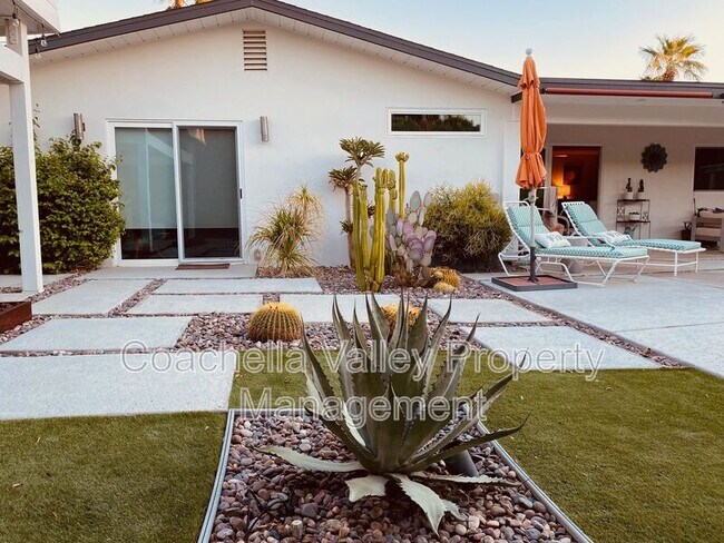 Building Photo - 2885 E Venetia Rd