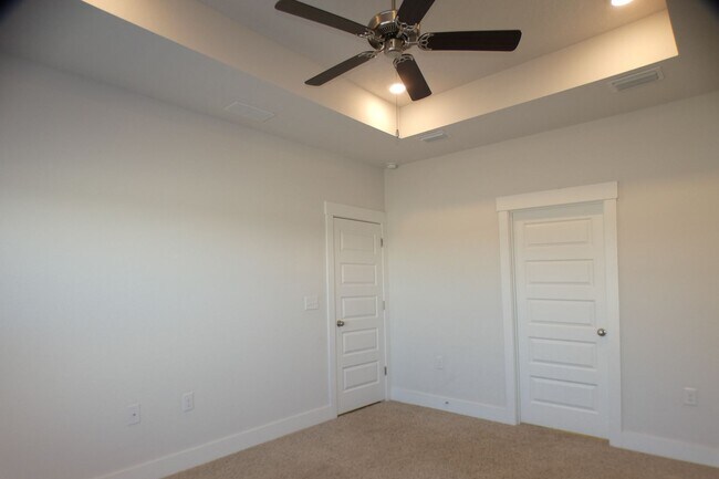 Building Photo - 4-Bedroom Home - Community Pool