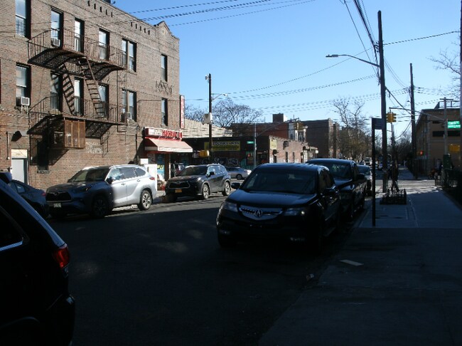 Building Photo - 400 E 45th St