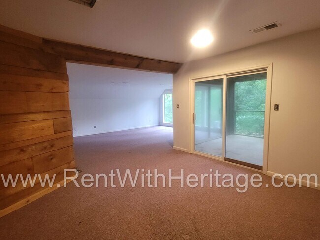 Building Photo - Charming Cabin Style Home on 1.3 Acres / F...