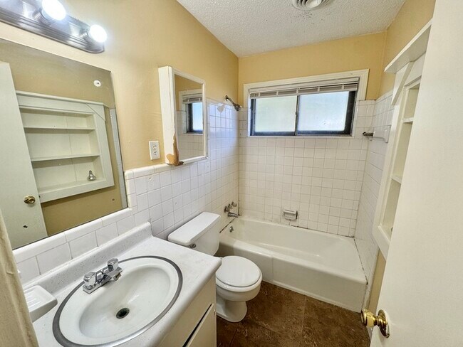 Building Photo - 5502 Santa Monica St