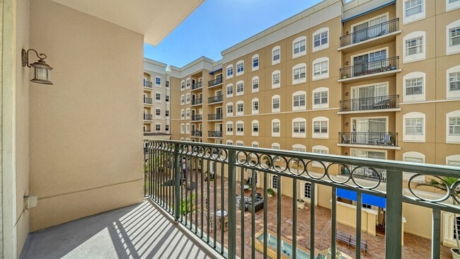 Building Photo - Annual furnished OPTIONAL 2-bed 2-bath upscale condo in the Broadway Promenade