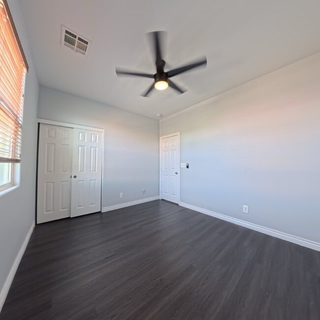 Building Photo - 2Bedroom With Attached Car Garage