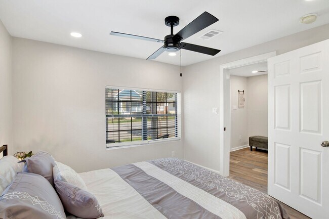 Building Photo - Downtown Pensacola Home For Rent