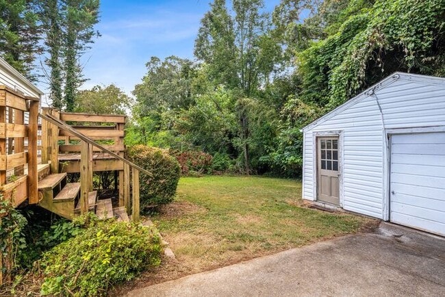 Building Photo - Updated Home- Near State Street! LR, DR, J...