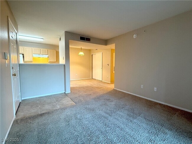 Building Photo - 950 Seven Hills Dr