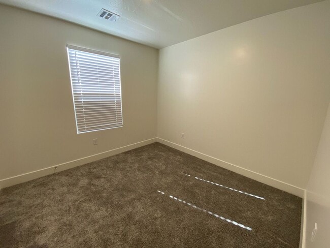 Building Photo - Beautiful 4 bed and 2.5 Bath in Desert Bluff Townhomes at Desert Canyons