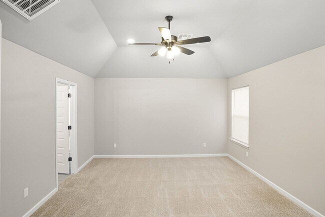 Building Photo - Like new, Move in Ready.