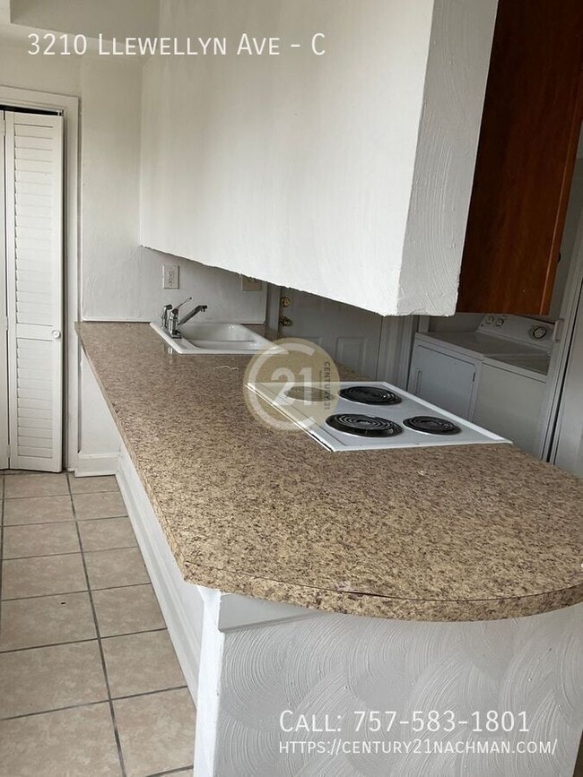 Building Photo - 3210 Llewellyn Ave