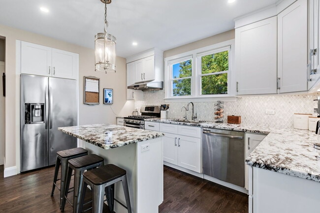 Building Photo - 639 Cumnor Ave