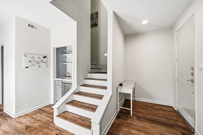 Building Photo - 1116 Bering Dr