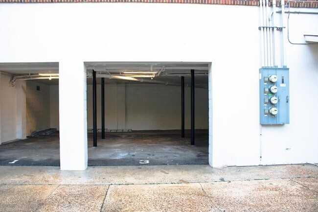 Building Photo - 606 E Park Ave