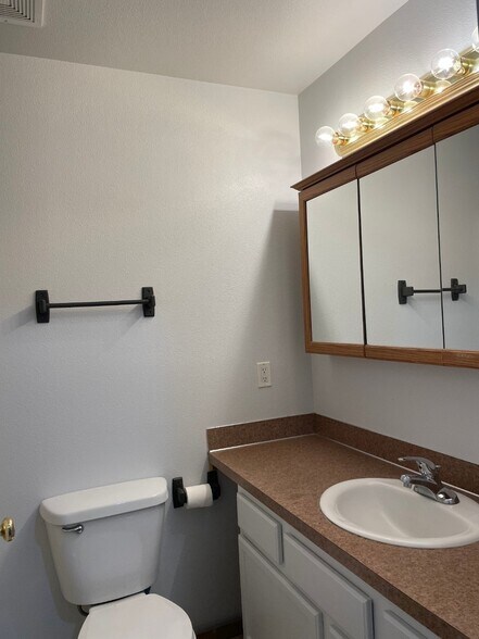 Bathroom - 803 N 20th Ave