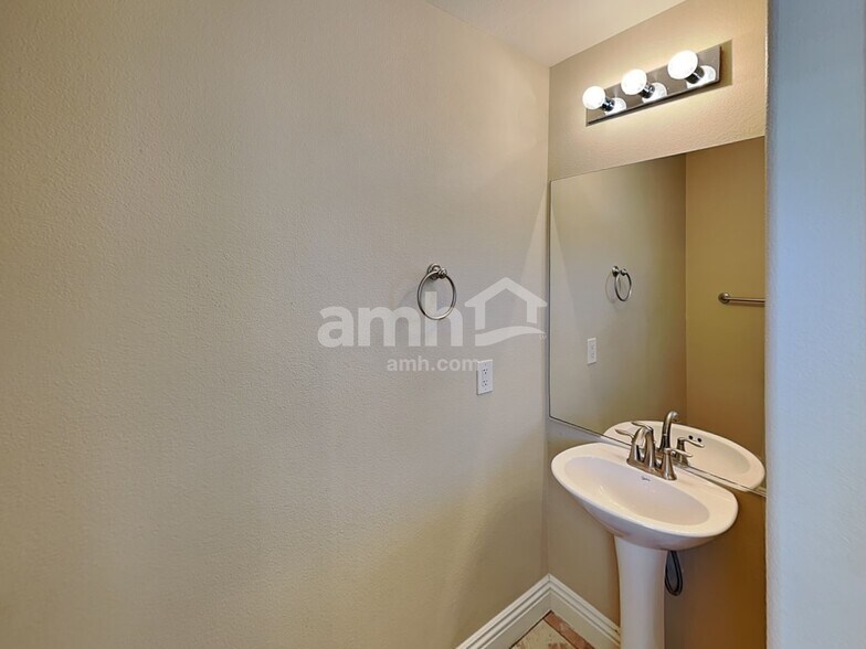 Building Photo - 8845 Red Fox Dr