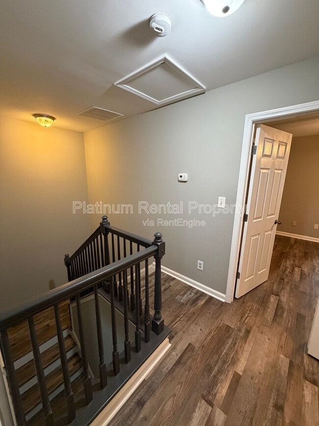 Building Photo - 250 Amal Dr SW