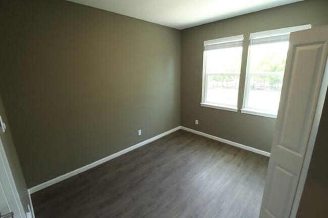 Building Photo - 465 16th St SE