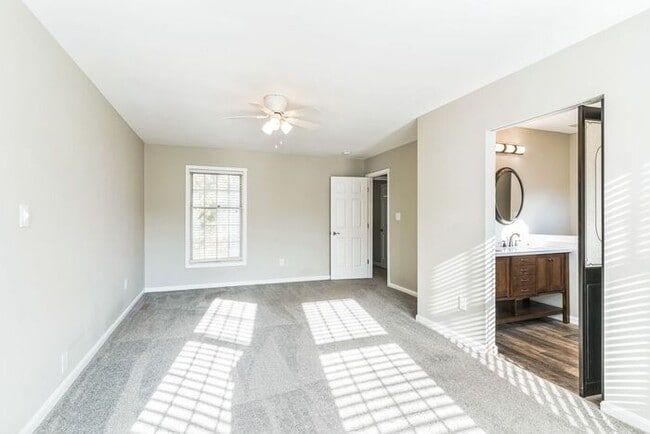 Building Photo - 48030 Mayflower Dr