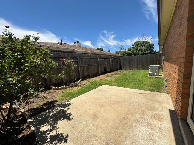Building Photo - Well Maintained 2 bedroom 1 bath
