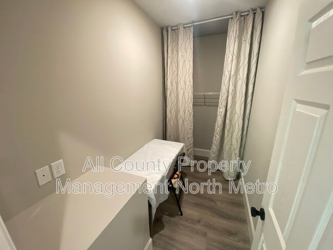 Building Photo - 5390 Valley Dr