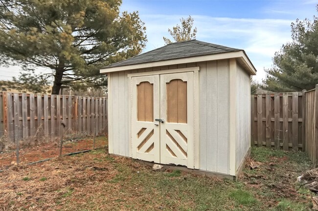 Building Photo - Charming End Of Group Townhome for Rent