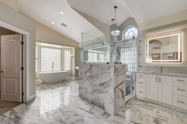 Building Photo - Guard-Gated Golf Course Living on the 14th Green!