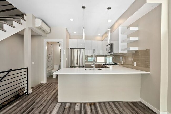 Building Photo - Elegant Mt. Baker End Unit Townhome with AIR CONDITIONING