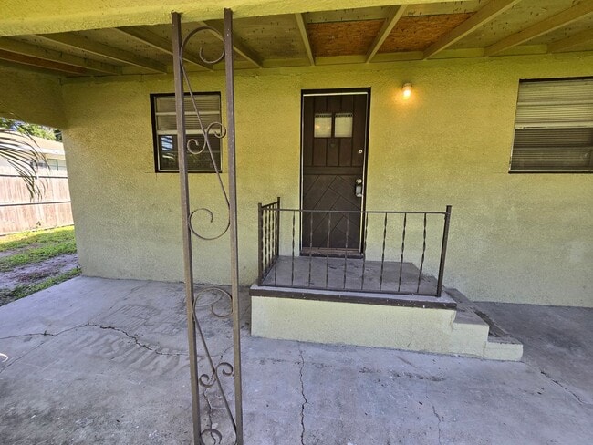 Building Photo - Cute 1 bed/ 1 bath Duplex Available now in...