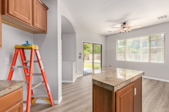 Building Photo - Lovely home in cul-de-sac lot with fenced pool!