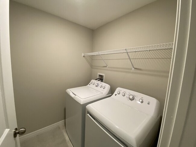 Building Photo - Coming Soon! End Unit 3/2.5 Townhome For R...