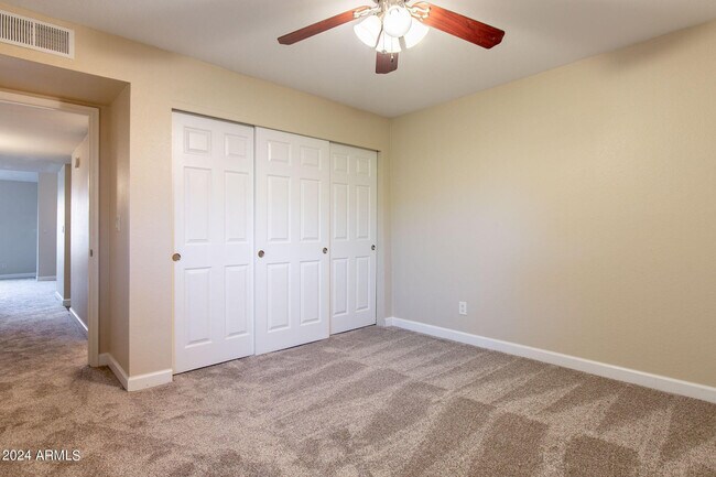 Building Photo - 1402 E Guadalupe Rd