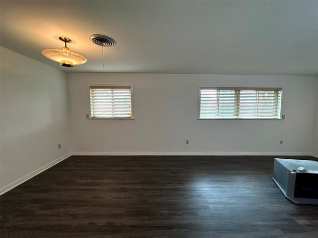 Building Photo - 1902 Gillette St