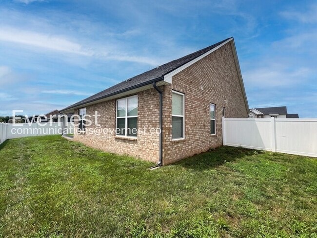 Building Photo - 3 Bed/2 Bath Home with Garage / Pet-Friendly / Available Now!