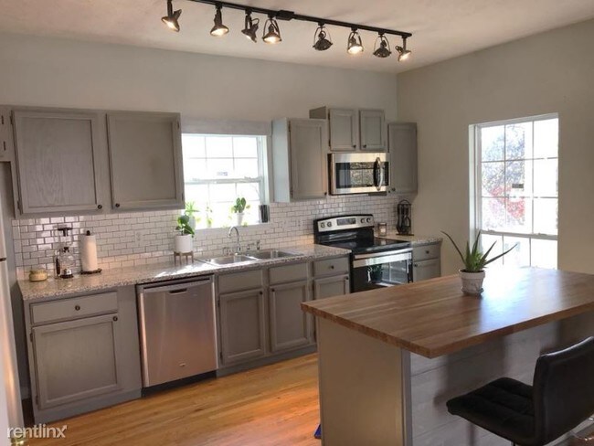 Building Photo - 2 br, 2.5 bath House - 815 Boylston