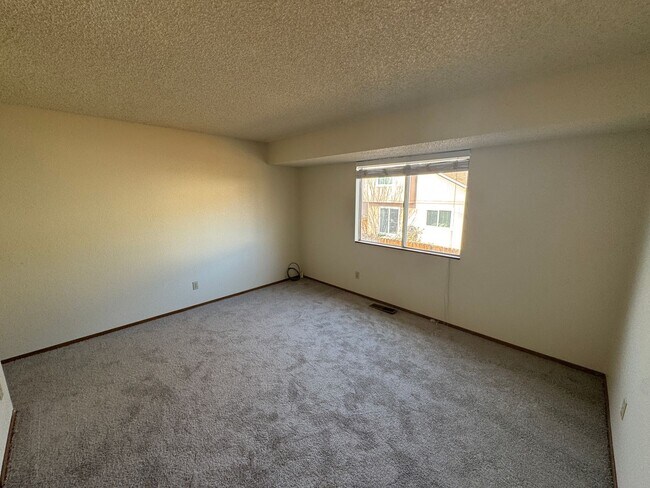 Building Photo - 1675 Round Mountain Cir