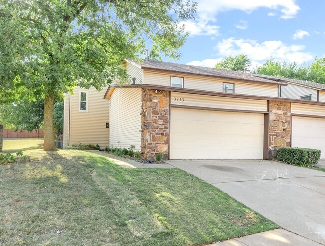 Building Photo - Spacious Townhouse in SE Edmond