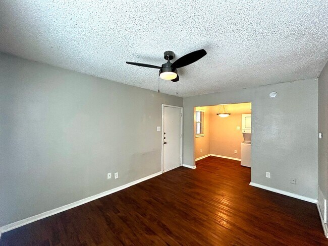 Building Photo - 2401 Manor Rd