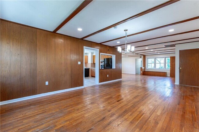 Building Photo - 6350 Robin Ln