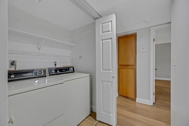 Building Photo - Renovated Downstairs 2 Bedroom Condo