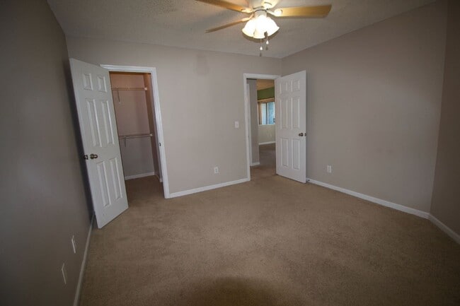 Building Photo - 120 Breezewood Dr