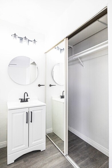 Building Photo - 10810 Sarah St