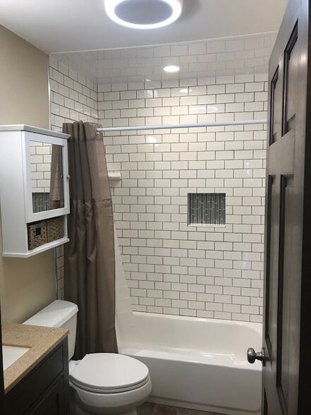 Upstairs Bathroom - 512 Carlyle Ln
