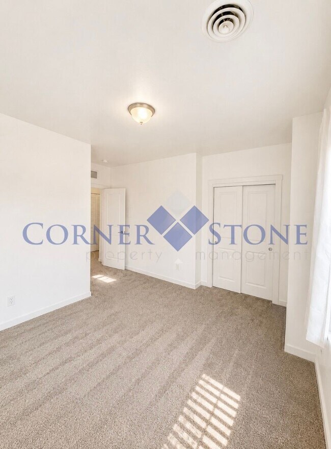 Building Photo - Charming Townhouse Close To The Village!