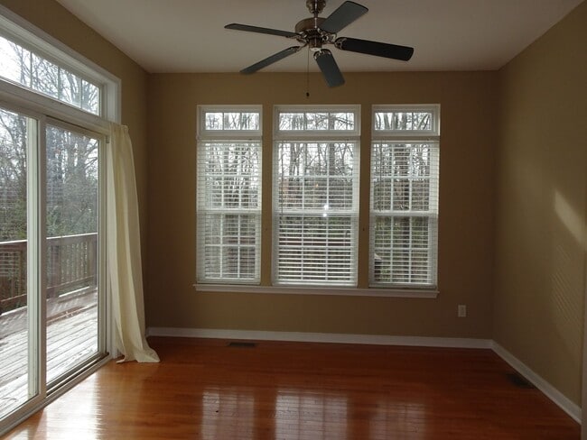 Building Photo - 4 Bedroom 3.5 Bath 3 Story Townhome for Re...