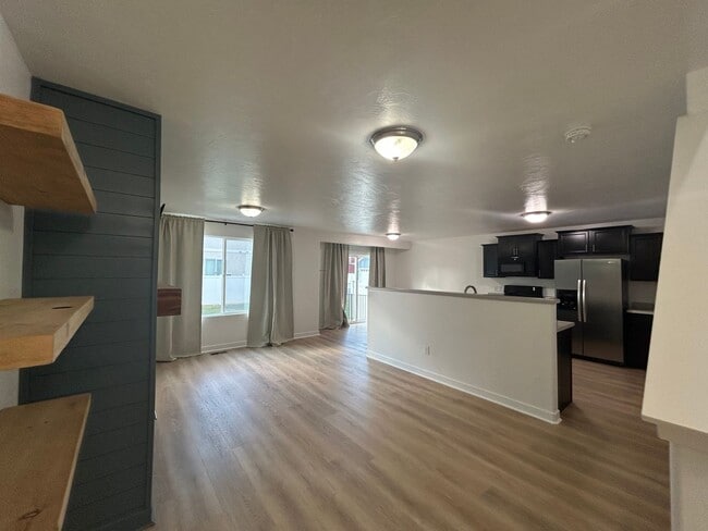 Building Photo - 3 Bedroom 3 Bathroom Townhouse in Saratoga Springs!