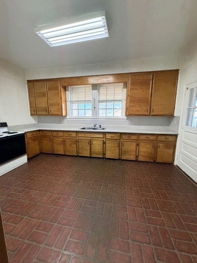 Building Photo - 420 Bond Ave