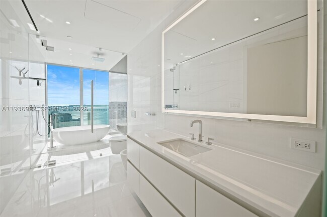 Building Photo - 300 Biscayne Blvd