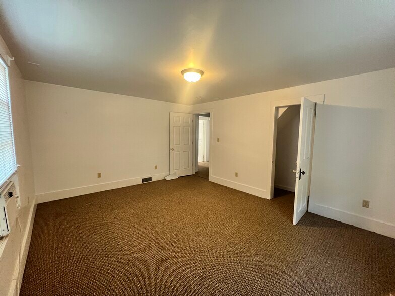 Building Photo - 1403 W Barker Ave