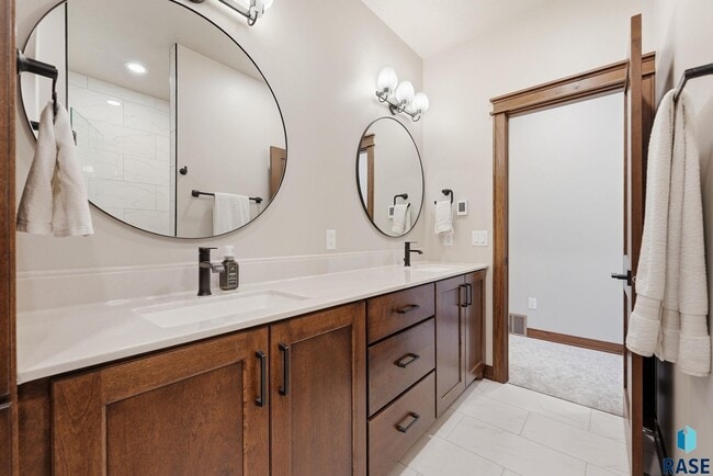 Building Photo - 2701 W Oak Hill Dr